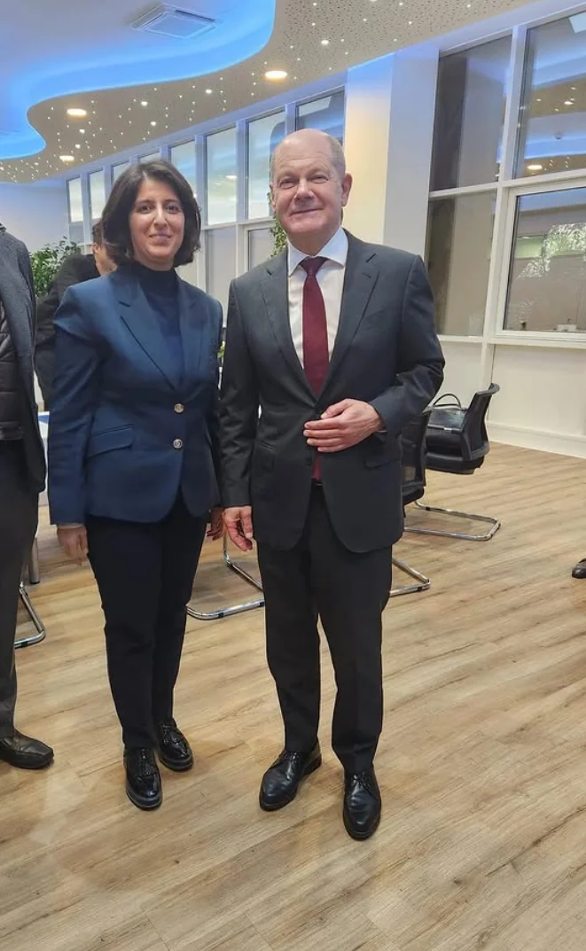 Fatma Tabak &Ouml;zk&uuml;l im Austausch mit Bundeskanzler a.D. Olaf Scholz